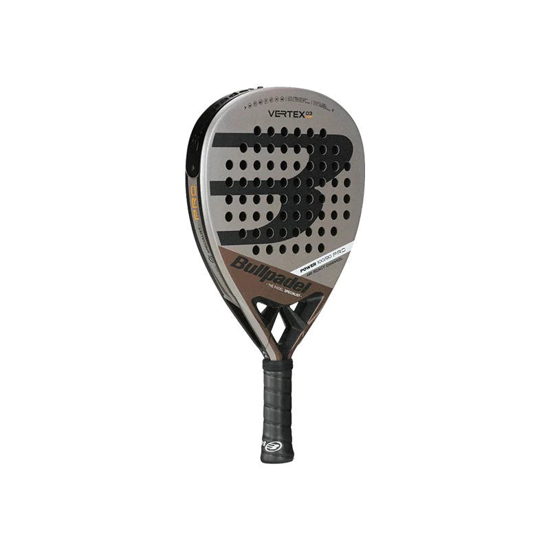 Pala de Padel Bullpadel Vertex 03 Comfort Di Nenno 23 Color Arena/café